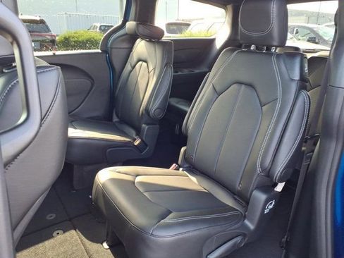 New 2026 Chrysler Pacifica Select image 15
