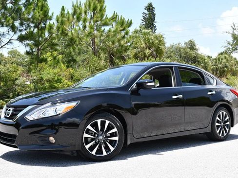 Used 2016 Nissan Altima 2.5 SL w/ Moonroof Package FWD image 2