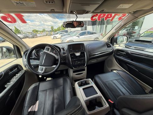 Used 2016 Chrysler Town & Country Touring w/ Driver Convenience Group FWD image 10