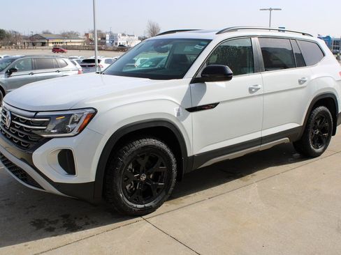 Used 2025 Volkswagen Atlas Peak Edition SE image 3