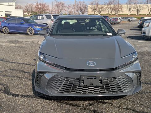 Used 2025 Toyota Camry SE image 3