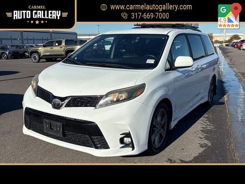 Used 2018 Toyota Sienna SE w/ Carpet Mat Package image 1