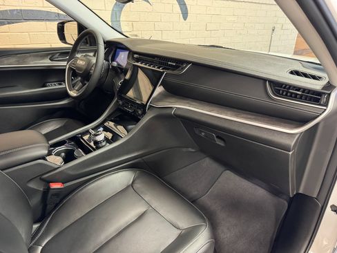 Used 2023 Jeep Grand Cherokee Limited AWD/4WD image 27