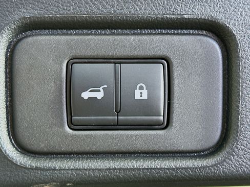Used 2025 Nissan Pathfinder SV FWD image 31