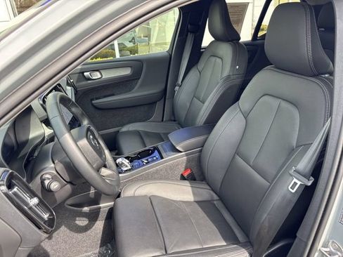 Used 2025 Volvo XC40 B5 Plus AWD/4WD image 18