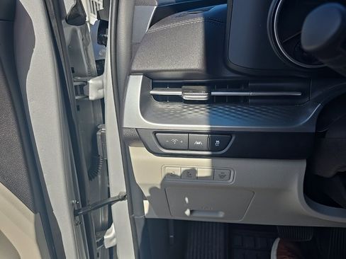 Used 2023 Kia Carnival LX image 13