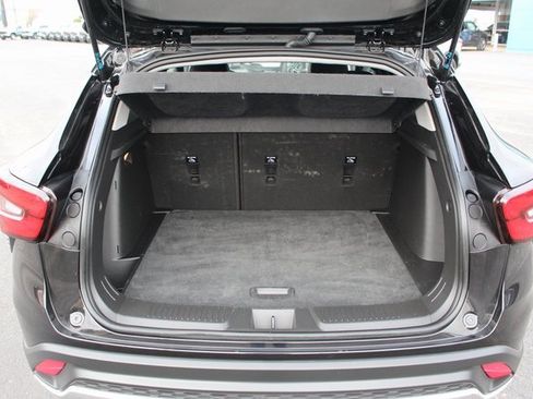 Used 2025 Chevrolet Trax LT w/ LT Convenience Package image 8