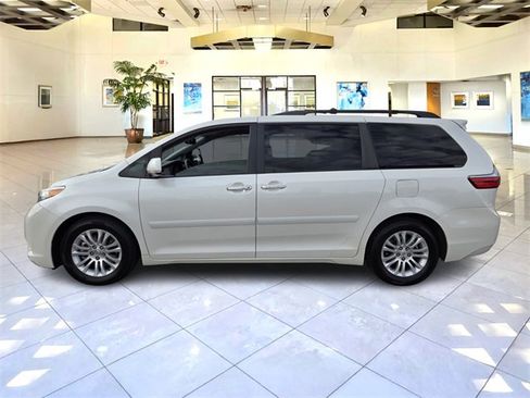 Used 2015 Toyota Sienna XLE Premium image 4