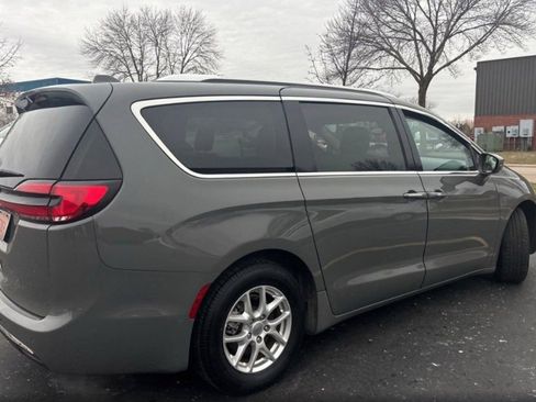 Used 2021 Chrysler Pacifica Touring-L image 6