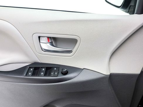 Used 2020 Toyota Sienna LE AWD/4WD image 19