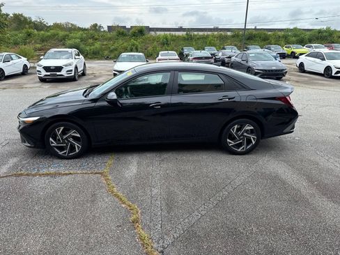 Used 2025 Hyundai Elantra Sport FWD image 2