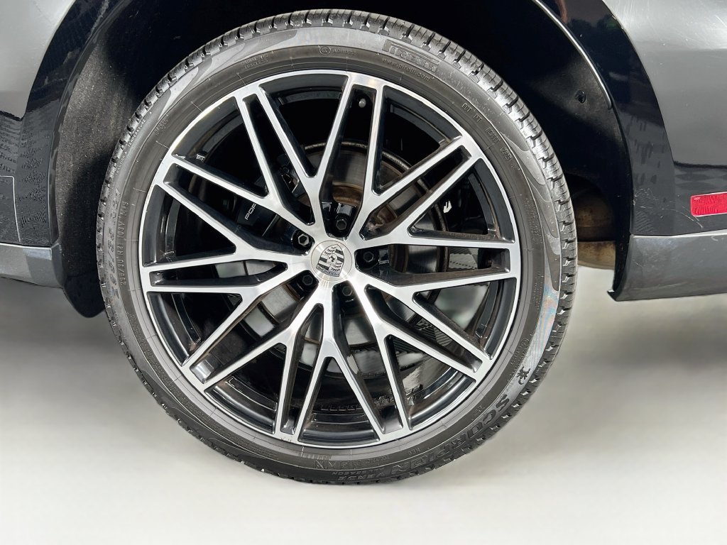 Certified 2024 Porsche Macan Turbo AWD/4WD image 33