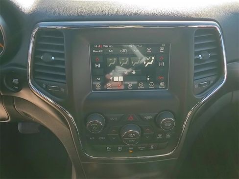 Used 2019 Jeep Grand Cherokee Laredo image 16