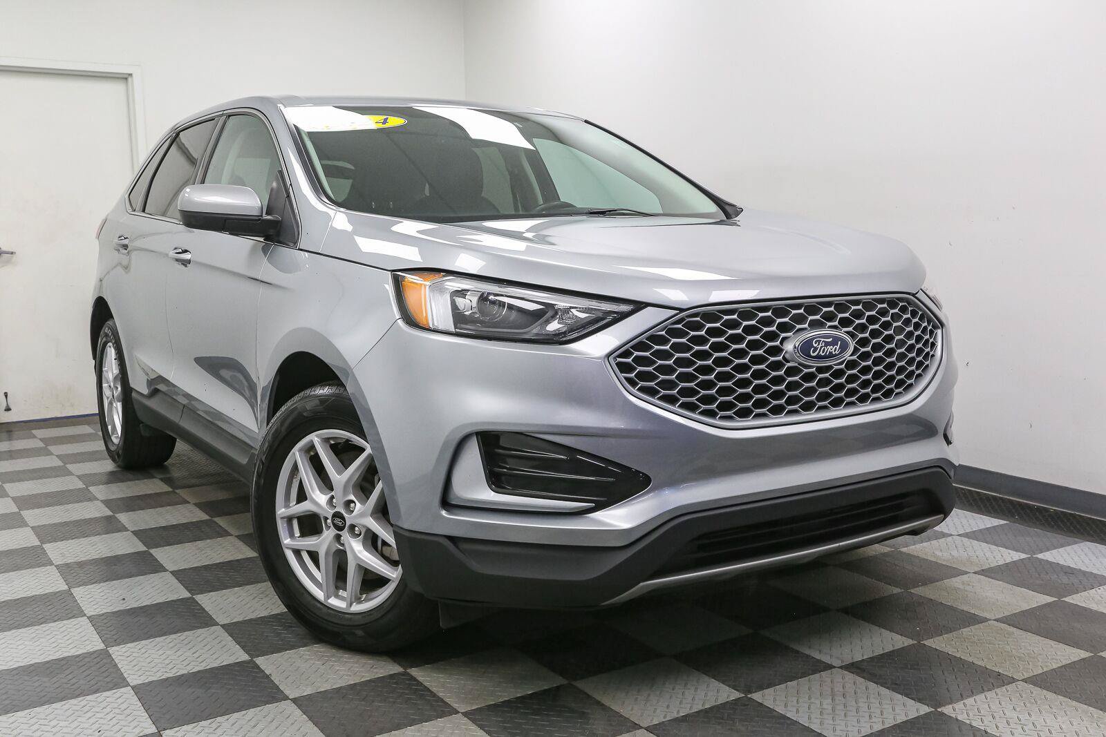 Used 2024 Ford Edge SEL AWD/4WD image 2