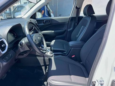 Used 2025 Hyundai Venue Limited FWD image 21