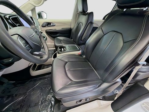Used 2023 Chrysler Pacifica Touring-L image 11