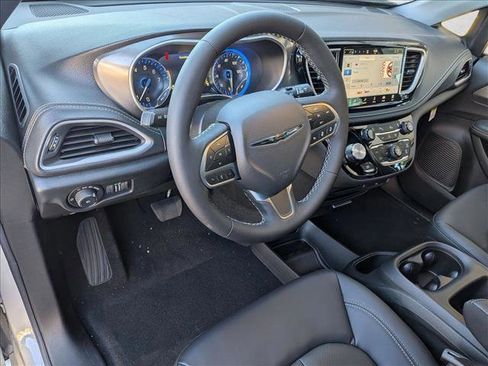 New 2026 Chrysler Pacifica Select image 3