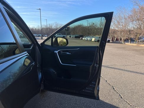 Used 2022 Toyota RAV4 XLE image 32