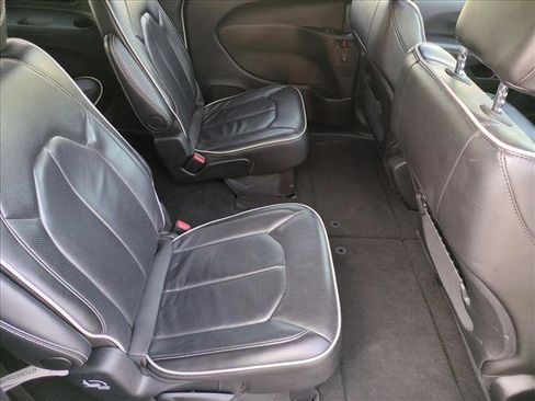 Used 2025 Chrysler Pacifica Limited image 21