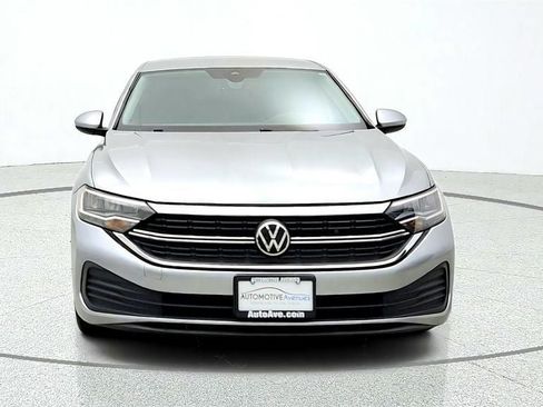 Used 2022 Volkswagen Jetta SE FWD image 2