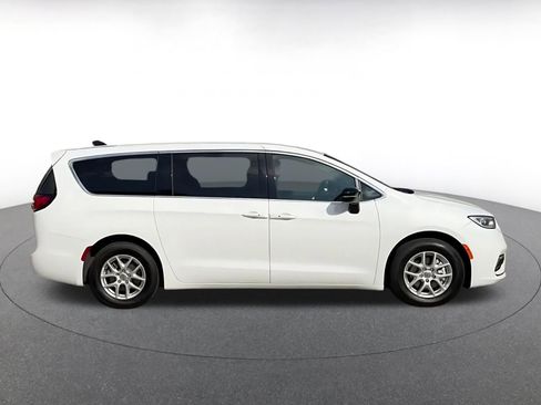 Used 2025 Chrysler Pacifica Select FWD image 16