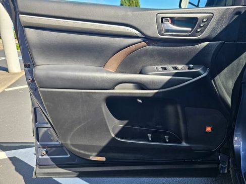 Used 2018 Toyota Highlander Limited AWD/4WD image 21