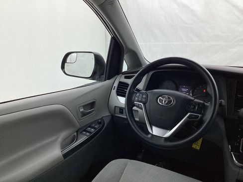 Used 2015 Toyota Sienna LE AWD/4WD image 29