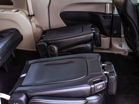 Used 2024 Chrysler Pacifica Touring-L FWD image 39