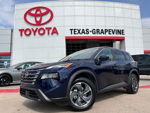 Used 2025 Nissan Rogue SV image 2