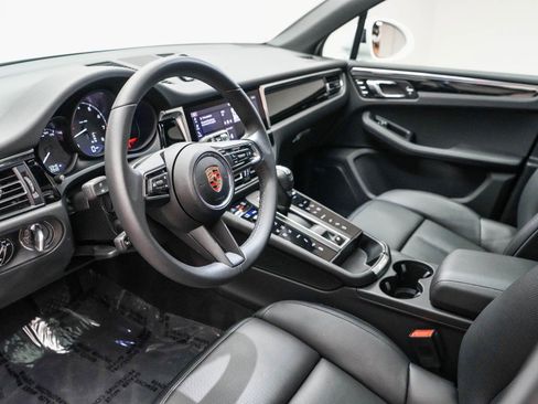 Certified 2025 Porsche Macan image 4