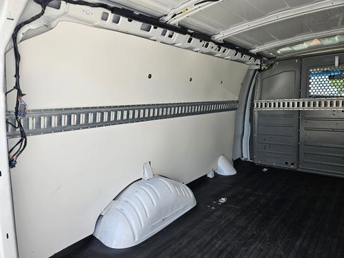 Used 2014 Chevrolet Express 1500 RWD image 19