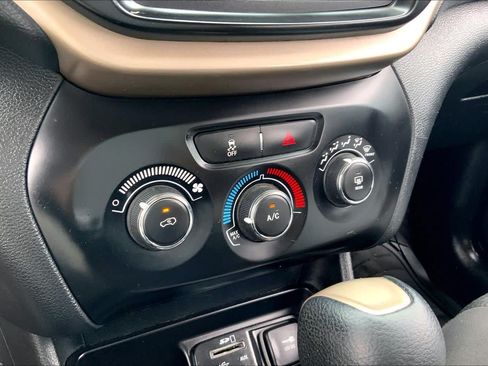 Used 2016 Jeep Cherokee Sport FWD image 15