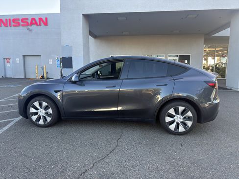 Used 2023 Tesla Model Y Long Range AWD/4WD image 6