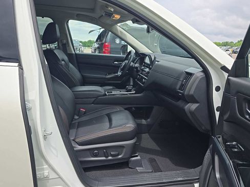 Certified 2024 Nissan Pathfinder SL w/ SL Premium Package AWD/4WD image 3