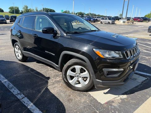 Used 2021 Jeep Compass Latitude w/ Driver Assistance Group AWD/4WD image 3