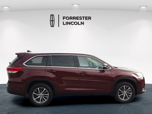 Used 2019 Toyota Highlander XLE AWD/4WD image 2