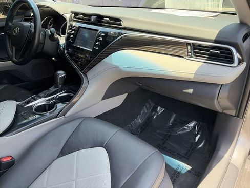 Used 2018 Toyota Camry XLE FWD image 13