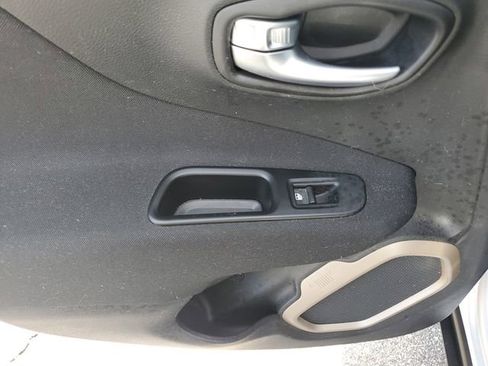 Used 2015 Jeep Renegade Latitude image 16