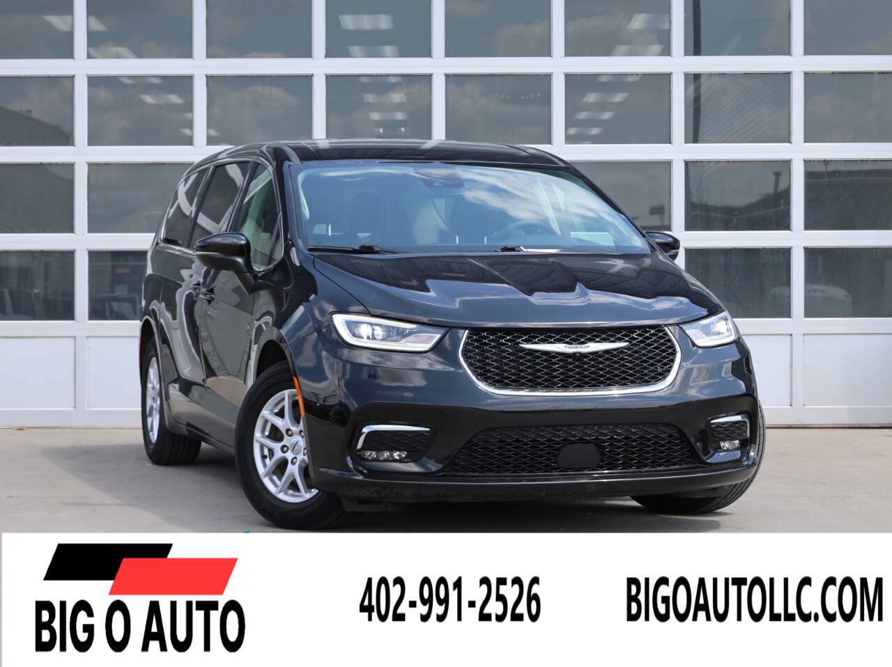 Used 2023 Chrysler Pacifica Touring-L FWD image 1