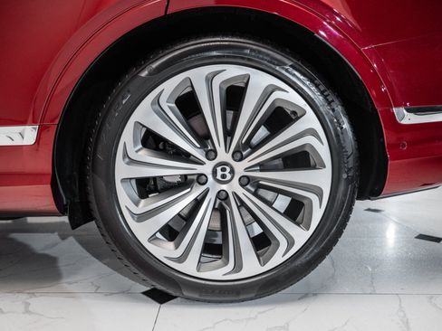 Used 2025 Bentley Bentayga image 16