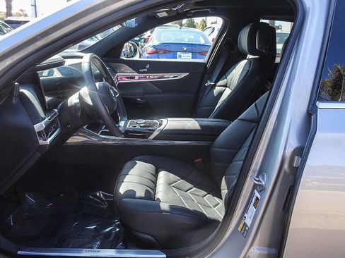 Certified 2025 BMW i7 eDrive50 w/ Premium Package image 17