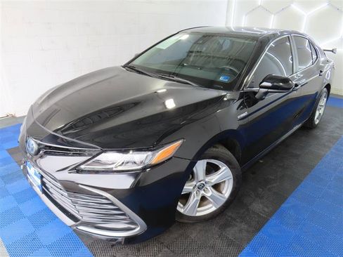 Used 2021 Toyota Camry LE image 3