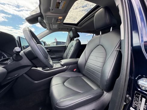 Used 2023 Toyota Highlander XLE image 16