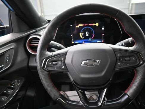 Used 2025 Chevrolet Trax RS w/ Sunroof Package FWD image 8
