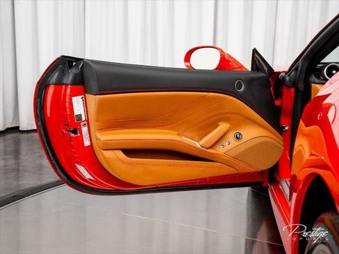 Used 2016 Ferrari California T RWD image 24