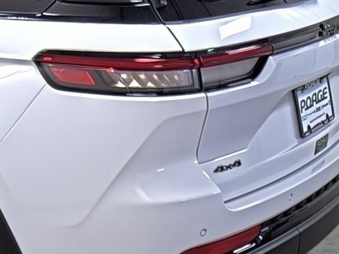 New 2025 Jeep Grand Cherokee Altitude image 10