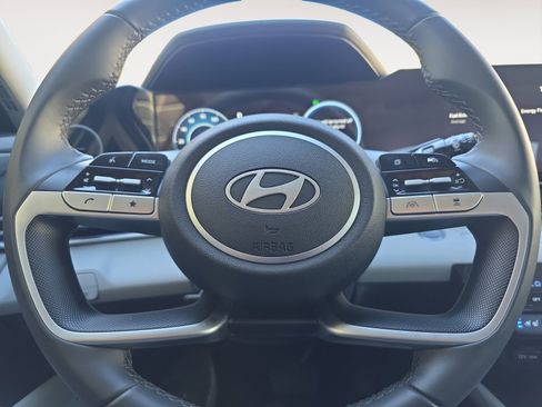 Used 2025 Hyundai Elantra Limited image 12