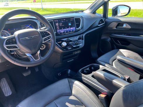 Certified 2025 Chrysler Pacifica Select FWD image 23