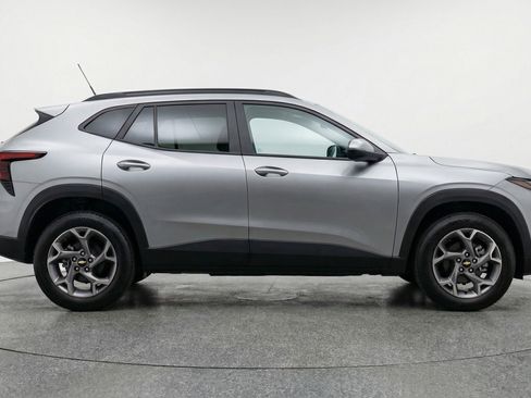 Used 2025 Chevrolet Trax LT FWD image 11