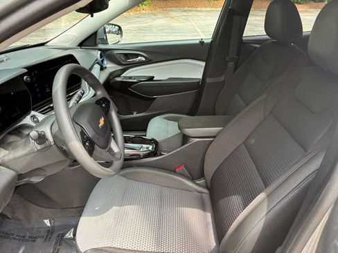 Used 2025 Chevrolet Trax LT FWD image 29